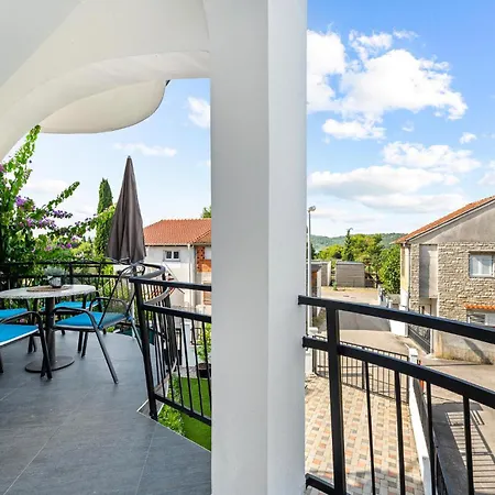 Apartament In With Kitchen Pirovac